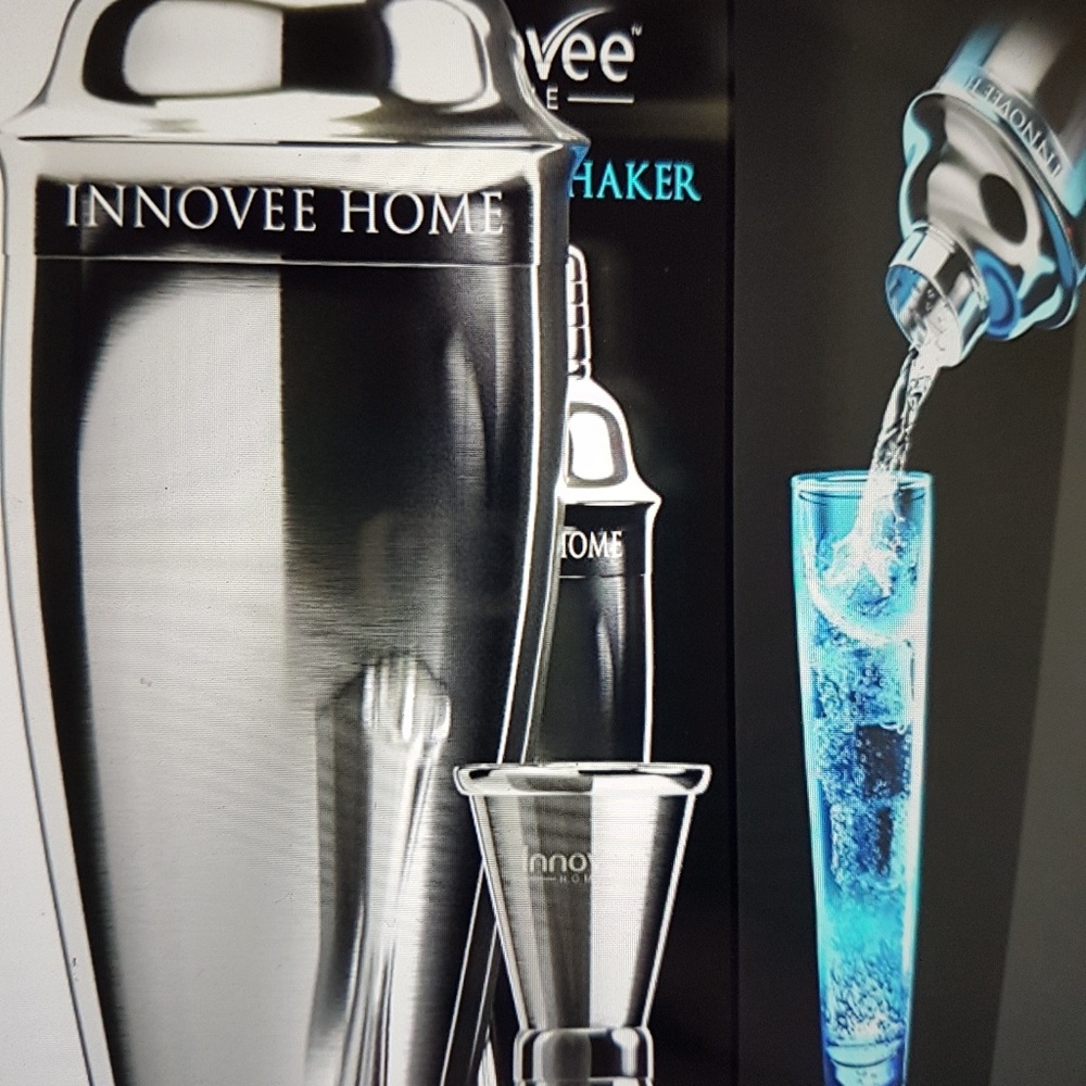 Cocktail Shaker Buit in Strainer Free Jigger New